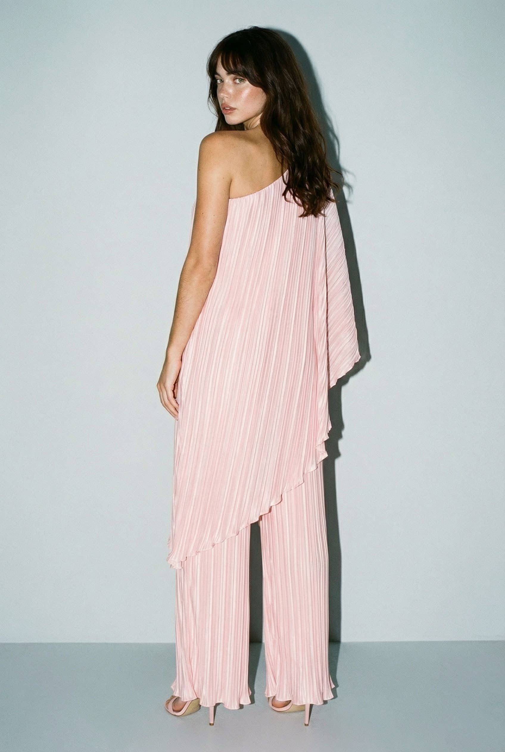 Set a pieghe monospalla | top e pantalone